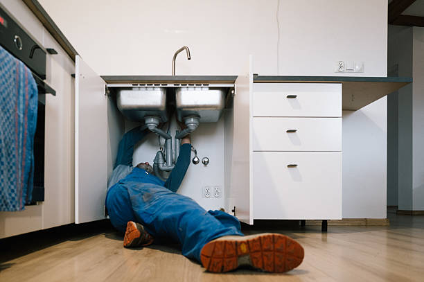 Professional Emergency Plumber technician working in Grandview, OH